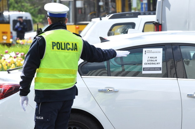 Policja próbuje skierować protestujących na inne ulice / 	Radek Pietruszka   /PAP