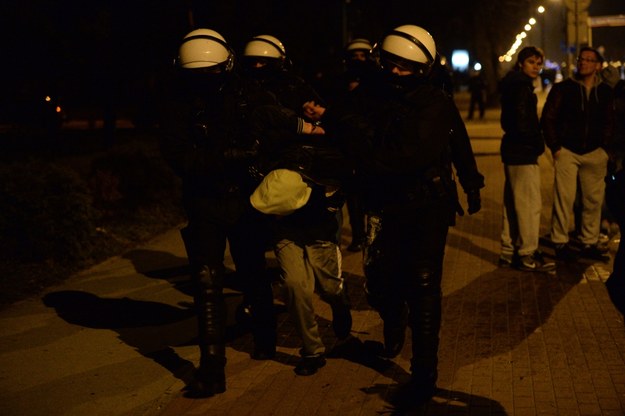 Policja prowadzi jednego z zatrzymanych, podczas protestu przed Komendą Powiatową Policji w Legionowie /Jacek Turczyk /PAP