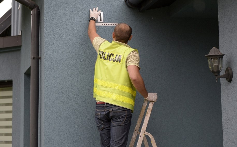 Policja prowadzi oględziny domu w Jaksmanicach /Darek Delmanowicz /PAP