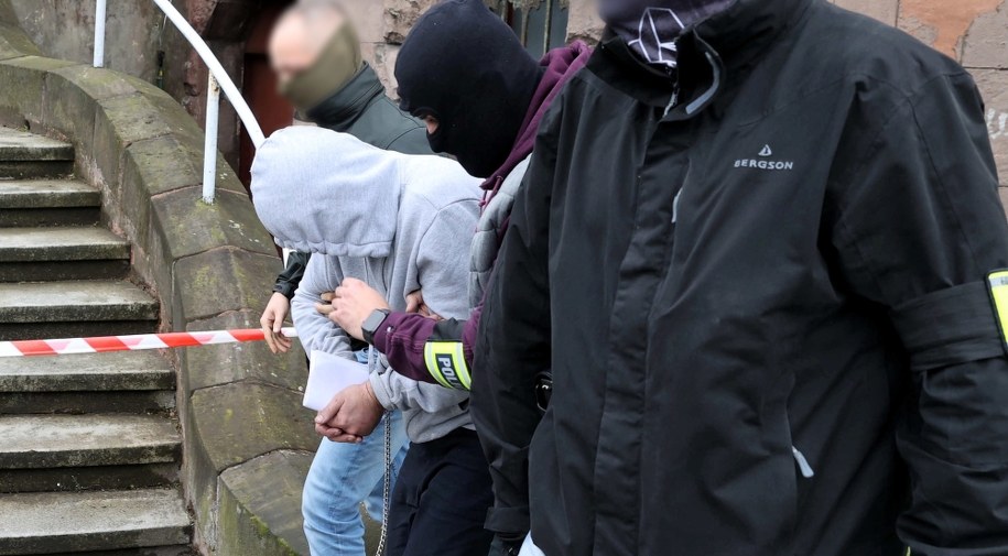 Policja prowadzi oskarżonego o zabójstwo 11-latka /Andrzej  Grygiel /PAP