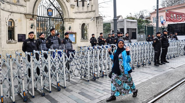 Policja przed ambasadą Szwecji w Stambule /SEDAT SUNA /PAP/EPA