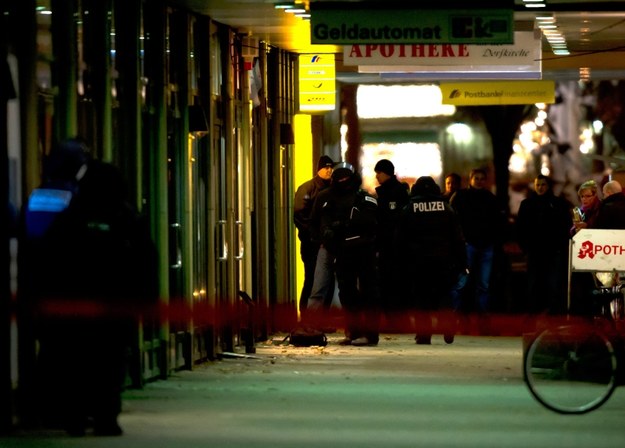 Policja przed bankiem w Berlinie /MARC TIRL /PAP/EPA