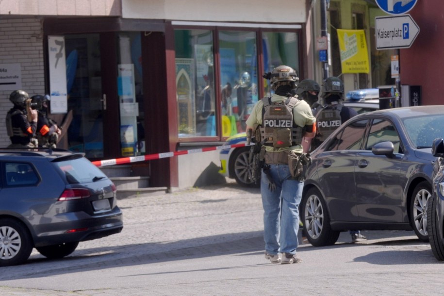Policja przed bankiem w Sinzig /THOMAS FREY  /PAP/DPA