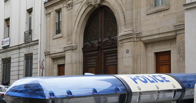Policja przed biurami Google w Paryżu, 24 maja 2016 r. /AFP