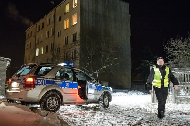 Policja przed blokiem przy ulicy Pocztowej w miejscowości Lipa. znaleziono tam ciała matki i dwójki dzieci /Wojciech Pacewicz /PAP