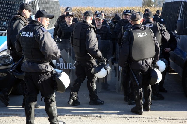 Policja przed budynkiem Prokuratury Rejonowej w Legionowie /Tomasz Gzell /PAP