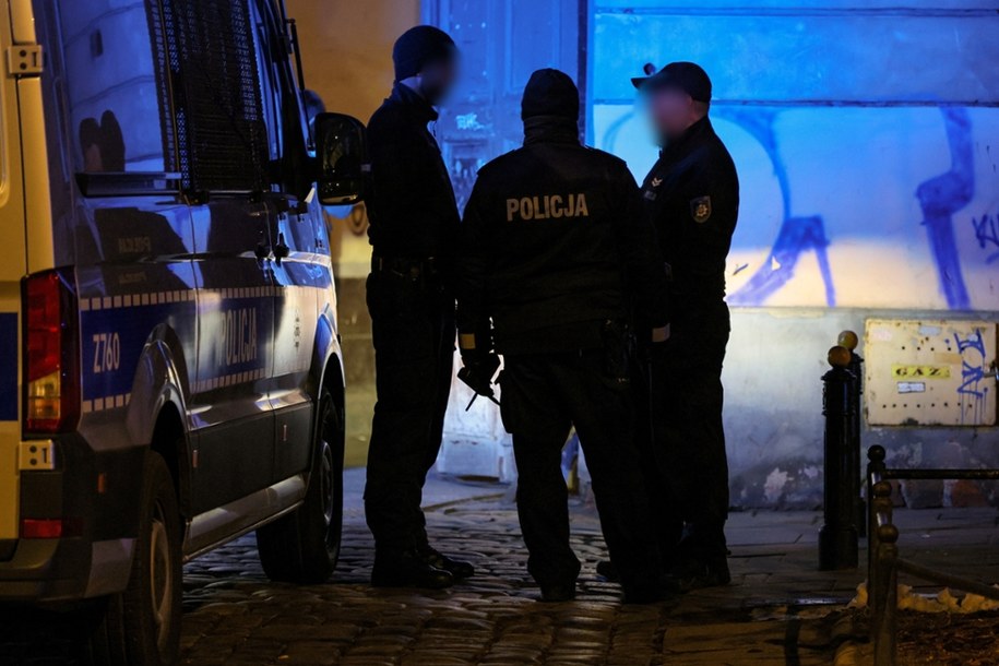 Policja przed budynkiem przy ul. Inżynierskiej 6 na warszawskiej Pradze. Podczas zatrzymania agresywnego mężczyzny z maczetą jeden z funkcjonariuszy użył broni służbowej na skutek czego śmiertelnie ranny został inny policjant. /Paweł Supernak /PAP