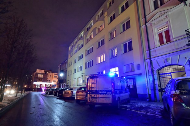 Policja przed budynkiem przy ul. Sienkiewicza w Siedlcach, w którym znaleziono ciała trzech osób /Przemysław Piątkowski /PAP