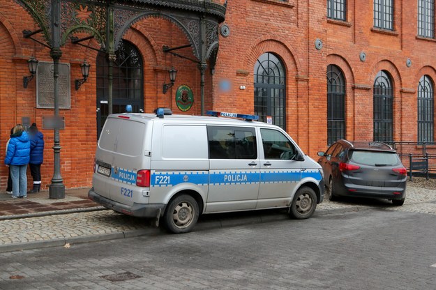 Policja przed budynkiem przy ul. Tymienieckiego w Łodzi, na klatce schodowej którego znaleziono ciała 34-letniego mężczyzny i 30-letniej kobiety z licznymi ranami kłutymi /Marian Zubrzycki /PAP