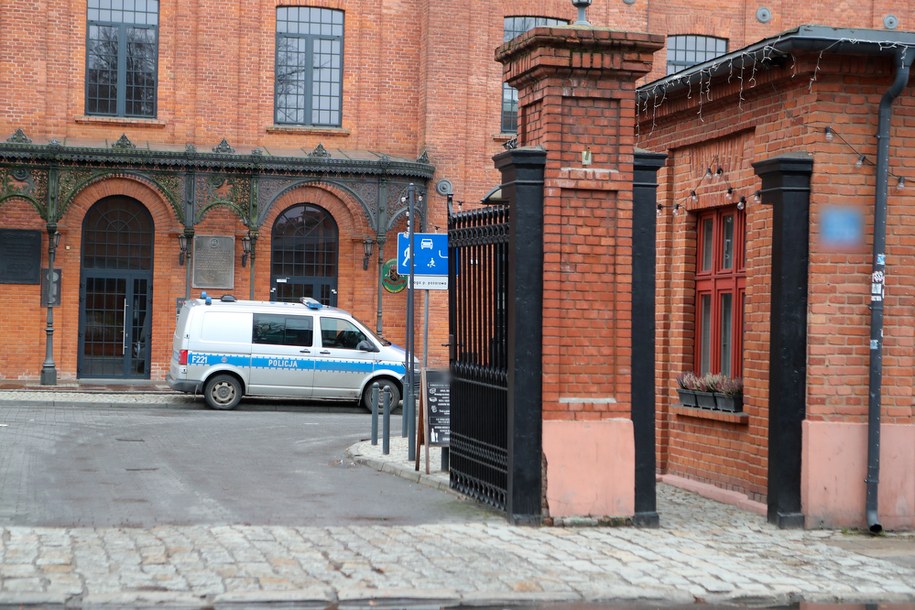 Policja przed budynkiem przy ul. Tymienieckiego w Łodzi, na klatce schodowej którego znaleziono ciała 34-letniego mężczyzny i 30-letniej kobiety z licznymi ranami kłutym /Marian Zubrzycki /PAP