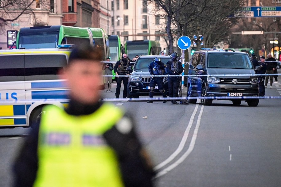 Policja przed budynkiem szkoły w Malmoe /JOHAN NILSSON/TT /PAP/EPA