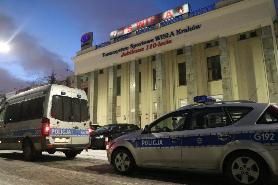 Policja przed budynkiem TS Wisła /Józef Polewka /RMF FM