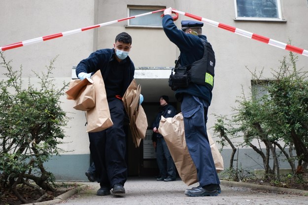 Policja przed budynkiem w Berlinie, gdzie aresztowano Danielę Klette /Clemens Bilan /PAP/EPA