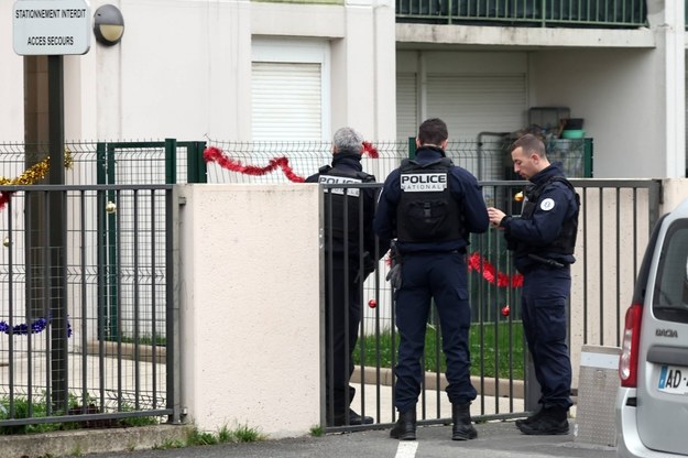 Policja przed budynkiem w Meaux, gdzie doszło do tragedii /Christophe Petit-Tesson /PAP/EPA
