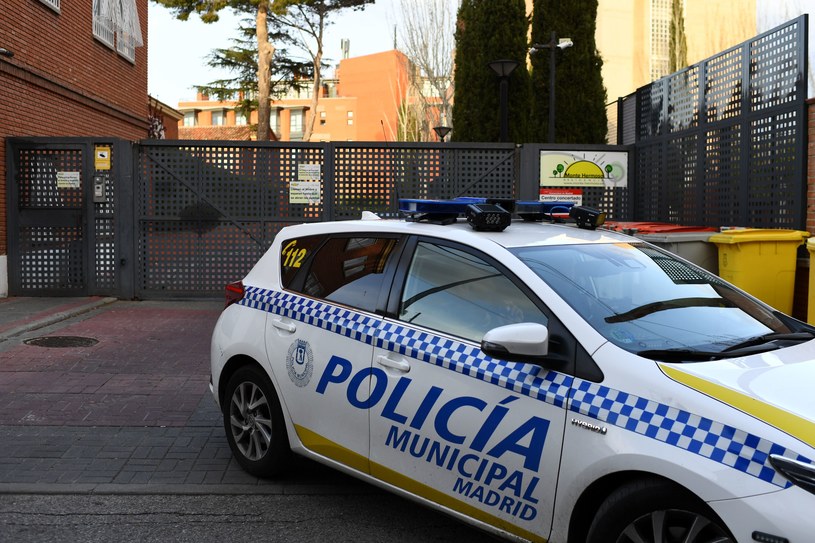 Policja przed domem spokojnej starości w Madrycie, w którym miała miejsce fala zgonów spowodowanych koronawirusem /GABRIEL BOUYS /AFP