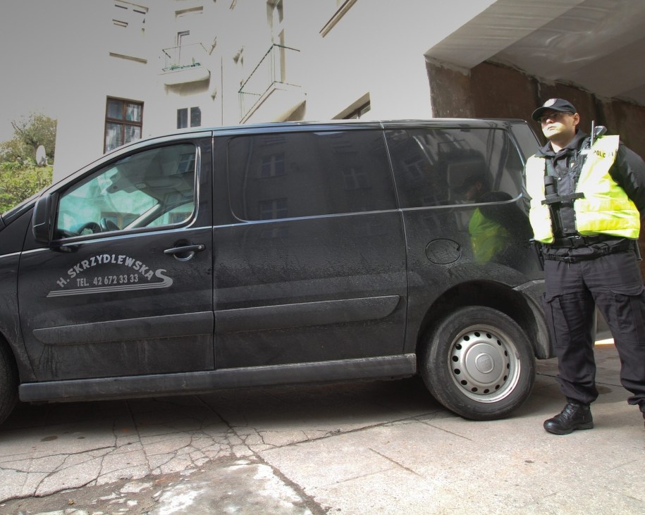 Policja przed domem, w którym zmarła Nadia. /Grzegorz Michałowski /PAP