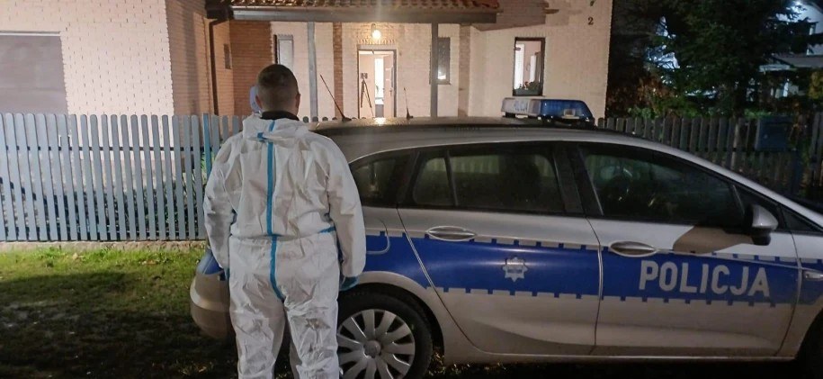 Policja przed domem w Pobiedziskach w Wielkopolskiem /Wielkopolska policja /Policja