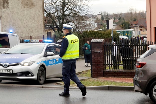 Policja przed firmą przy ul. kard. S. Wyszyńskiego w Częstochowie /Waldemar Deska /PAP