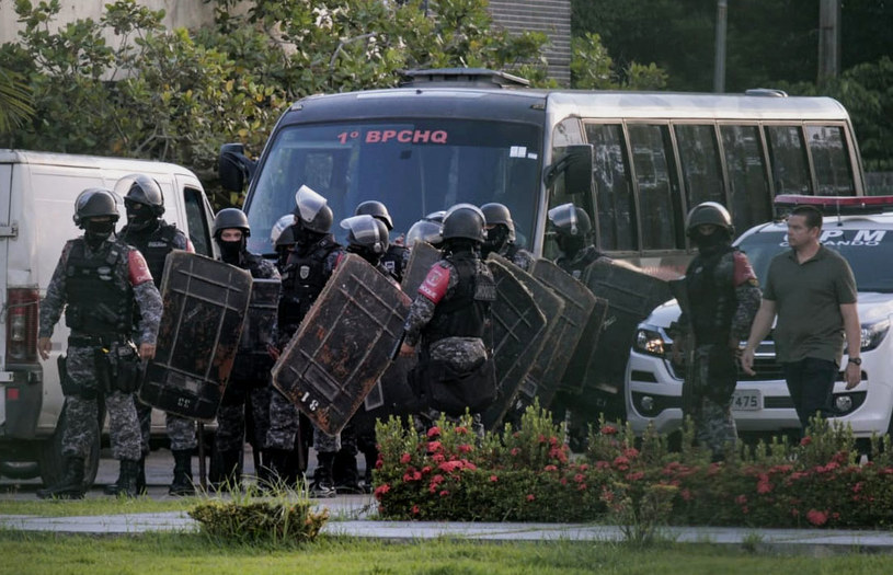 Policja przed jednym z zakładów penitencjarnych w Manaus /Sandro Pereira /AFP