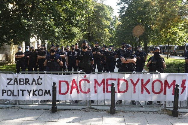 Policja przed Kancelarią Premiera w Warszawie podczas protestu pracowników ochrony zdrowia. /Tomasz Gzell /PAP