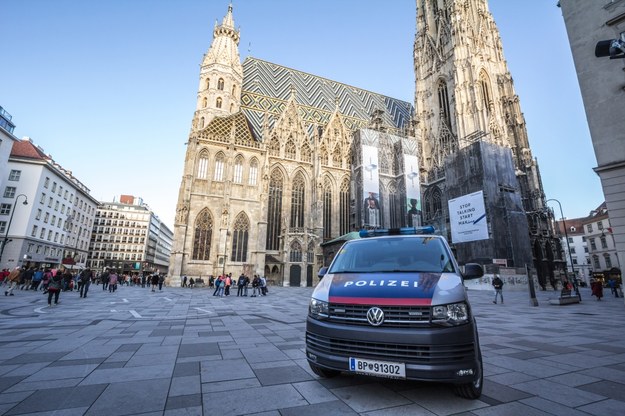 Policja przed katedrą św. Szczepana w Wiedniu na zdjęciu ilustracyjnym /Shutterstock