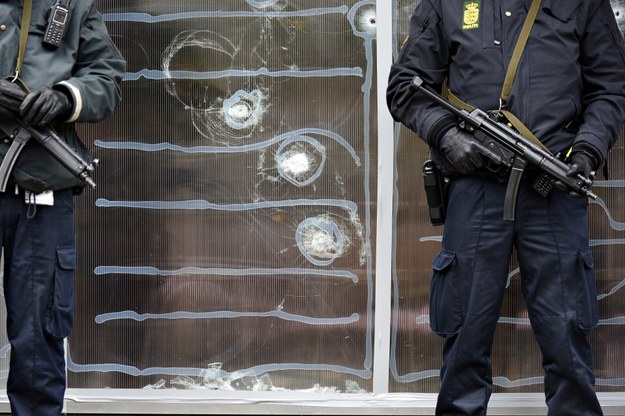 Policja przed kopenhaską kawiarnią ostrzelaną przez zamachowca /SOEREN BIDSTRUP /PAP/EPA