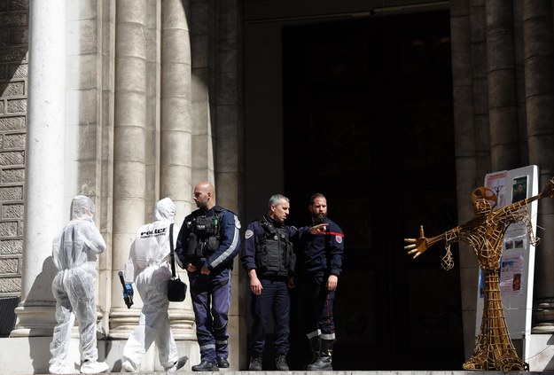 Policja przed kościołem Saint-Pierre d’Arene w Nicei, w którym doszło do ataku /Sebastian Nogier /PAP/EPA