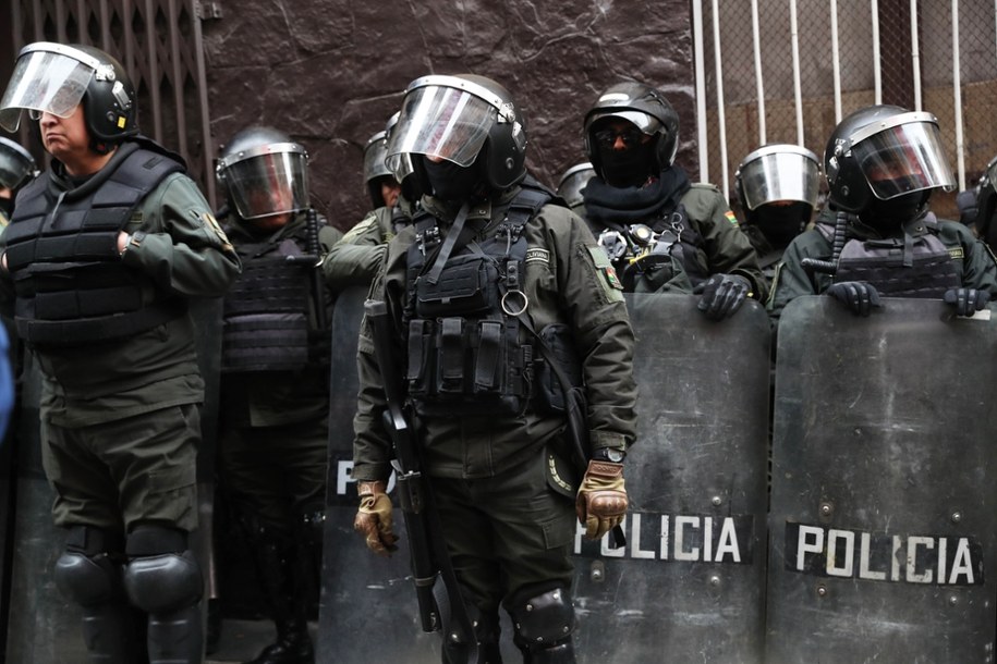 Policja przed Ministerstwem Pracy w La Paz /LUIS GANDARILLAS /PAP/EPA