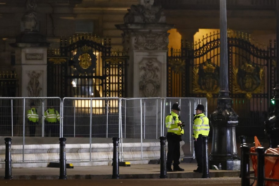 Policja przed Pałacem Buckingham /Tolga Akmen /PAP/EPA