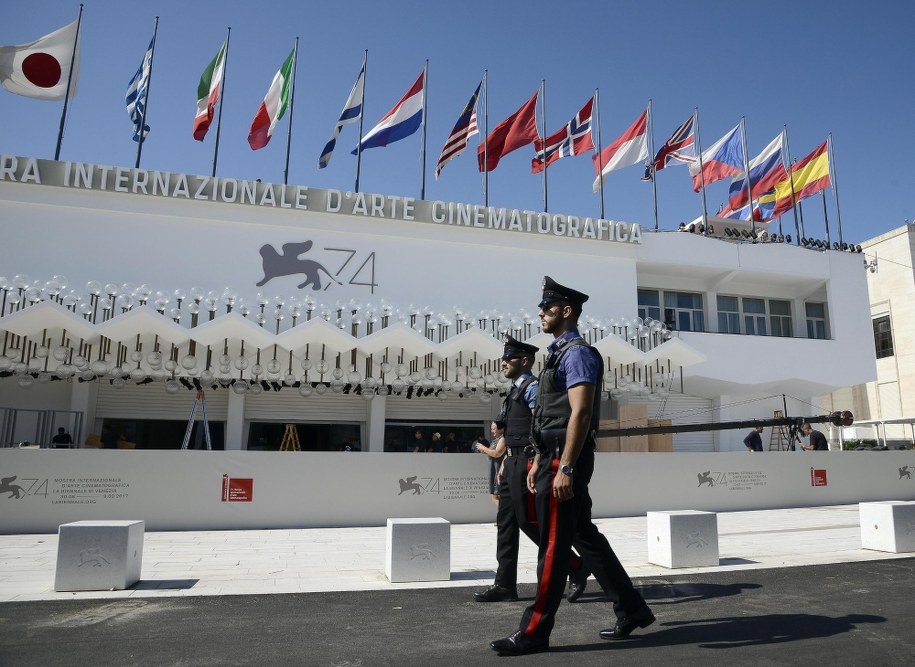 Policja przed pałacem festiwalowym /CLAUDIO ONORATI    /PAP/EPA