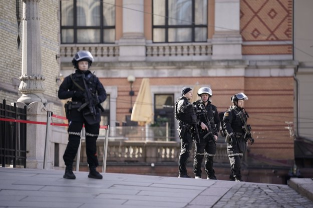 Policja przed parlamentem Norwegii /Stian Lysberg Solum     /PAP/NTB
