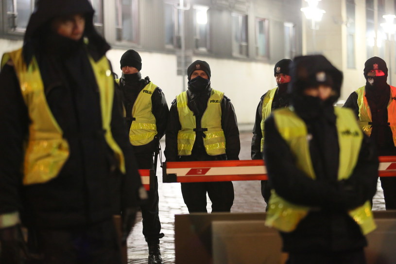 Policja przed Sejmem podczas protestu, w nocy z 17 na 18 grudnia /Leszek Szymański /PAP