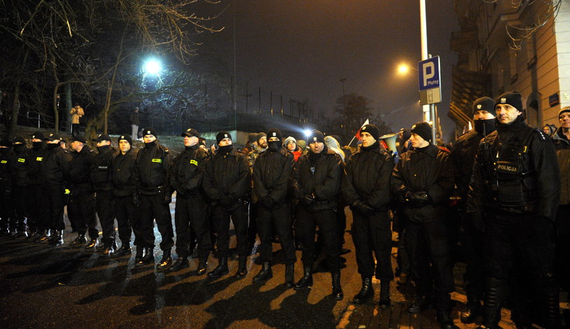 Policja przed Sejmem w nocy z piątku na sobotę /Marcin Obara /PAP
