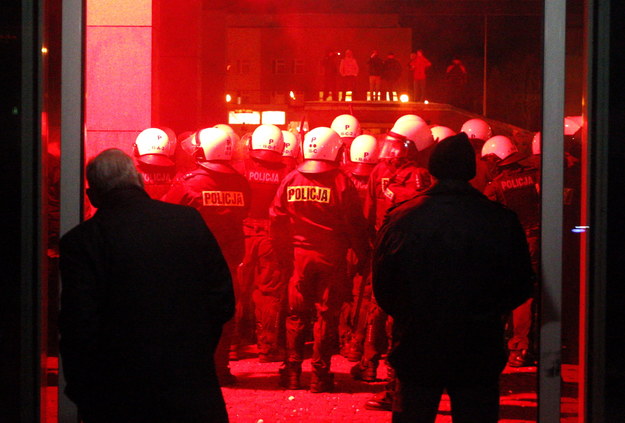 Policja przed siedzibą JSW /PAP/Andrzej Grygiel    /PAP
