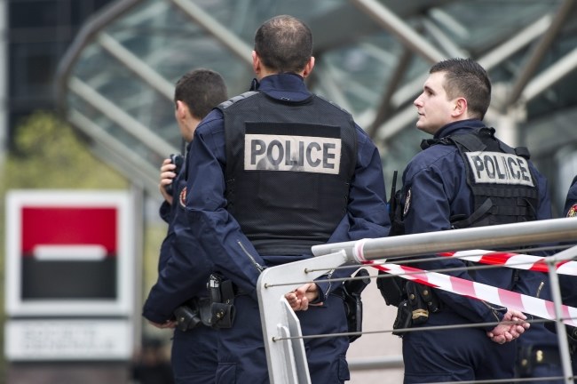 Policja przed siedzibą Societe Generale /ETIENNE LAURENT /PAP/EPA