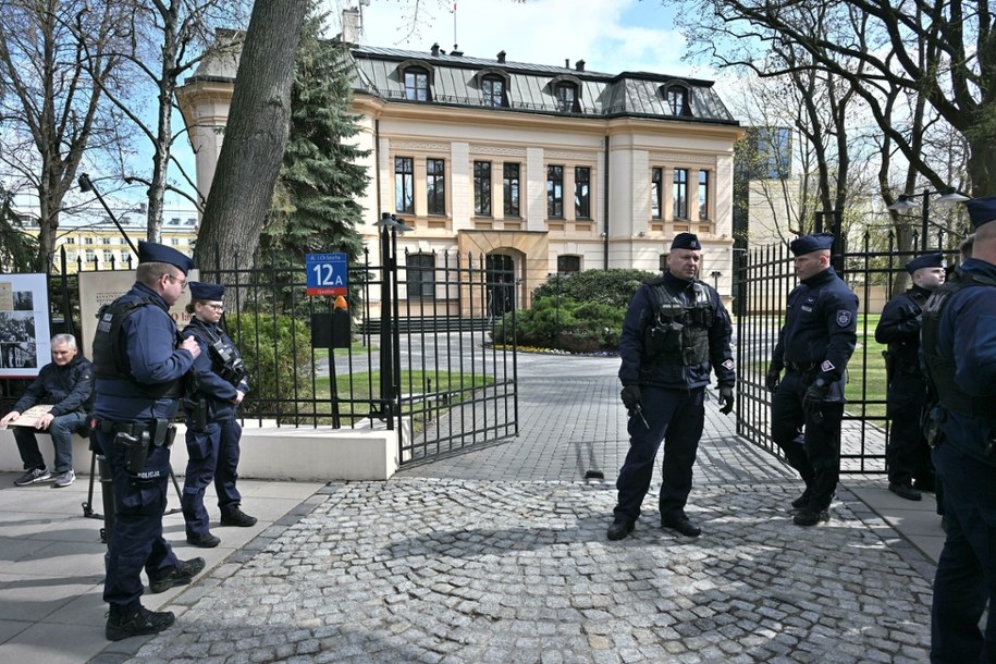 Policja przed siedzibą Trybunału Konstytucyjnego /Radek Pietruszka /PAP