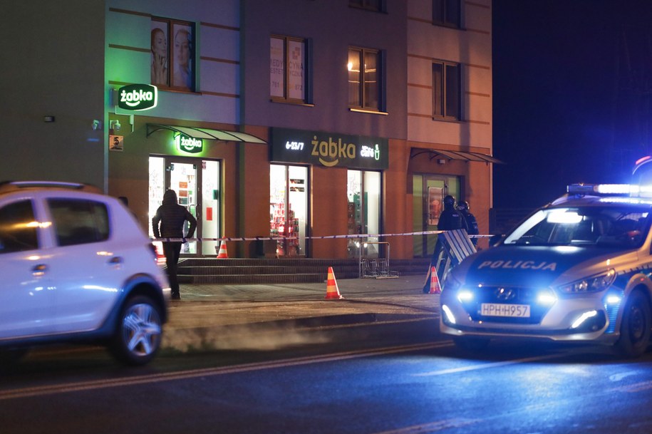 Policja przed sklepem przy ulicy Płockiej w Sochaczewie, zdjęcie z czwartku 8 grudnia /Albert Zawada /PAP