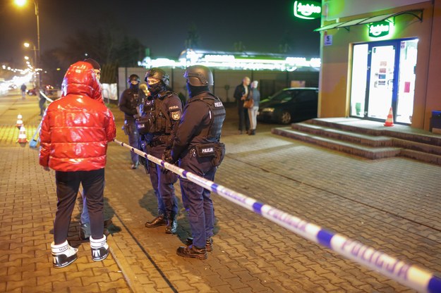 Policja przed sklepem przy ulicy Płockiej w Sochaczewie. /Albert Zawada /PAP