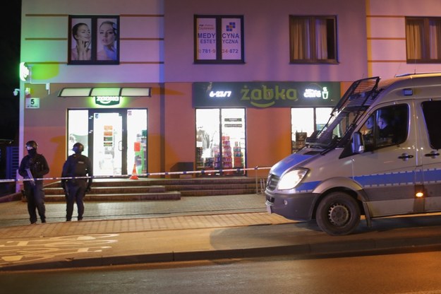 Policja przed sklepem przy ulicy Płockiej w Sochaczewie /Albert Zawada /PAP