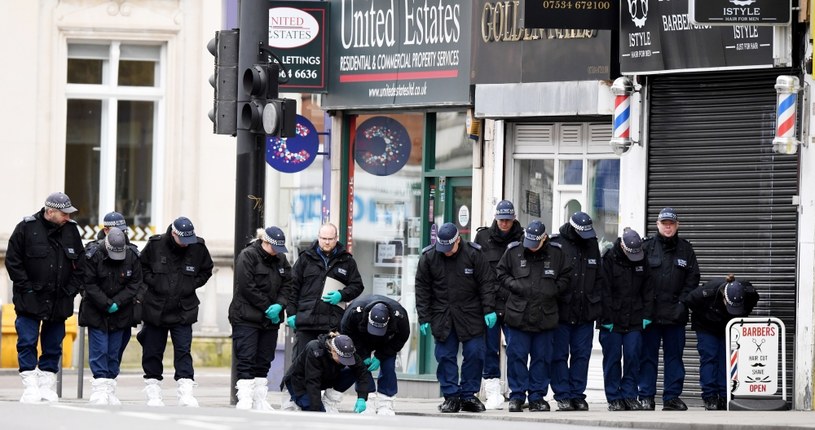Policja przed sklepem w dzielnicy Streatham  w Londynie /FACUNDO ARRIZABALAGA /PAP/EPA