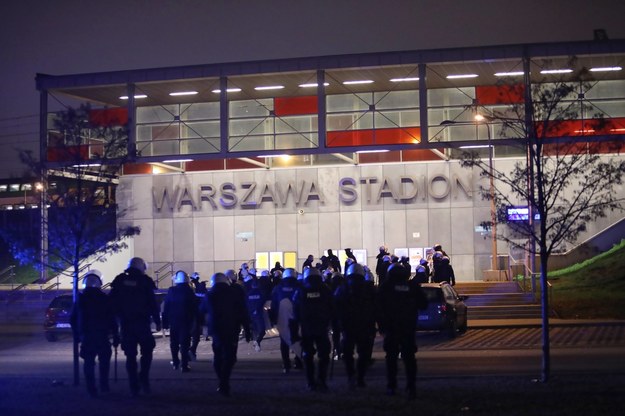 Policja przed stacją Warszawa Stadion podczas Marszu Niepodległości w stolicy w listopadzie 2020 roku / 	Leszek Szymański    /PAP