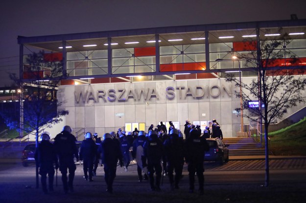 Policja przed stacją Warszawa Stadion podczas Marszu Niepodległości w 2020 roku / 	Leszek Szymański    /PAP