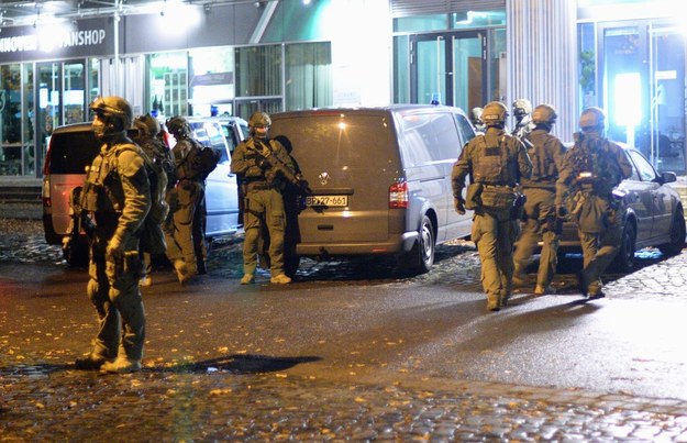 Policja przed stadionem w Hanowerze /Julian Stratenschulte /PAP/EPA