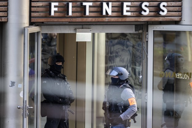 Policja przed studiem fitness w  Duisburgu /	Christoph Reichwein /PAP/DPA