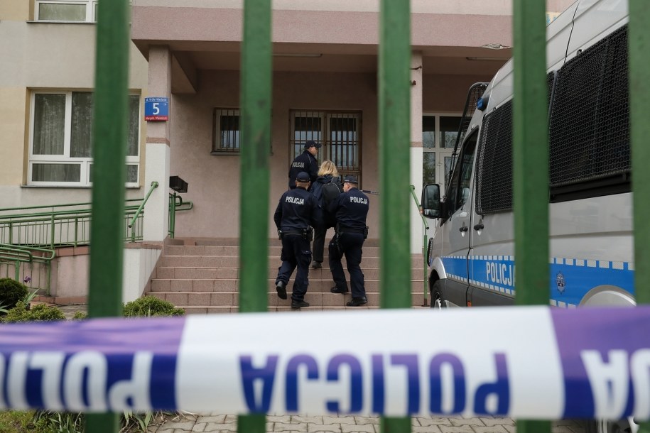 Policja przed Szkołą Podstawową nr 195 im. Króla Maciusia /Paweł Supernak /PAP