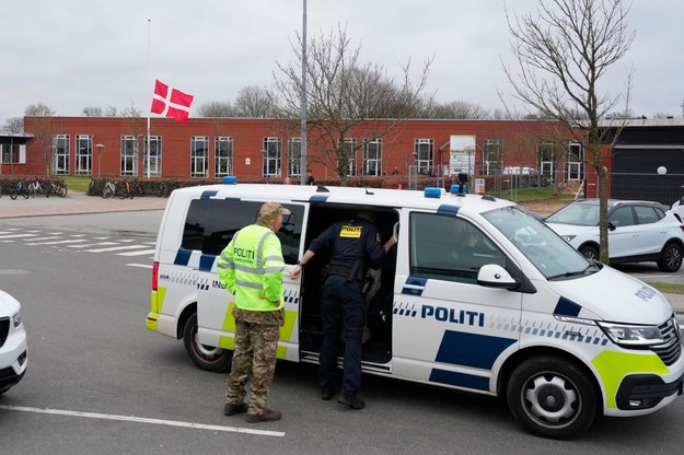 Policja przed szkołą w  Hjallerup /HENNING BAGGER /PAP/EPA