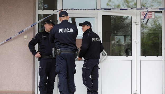 Policja przed szkołą, w której doszło do morderstwa /Paweł Supernak /PAP
