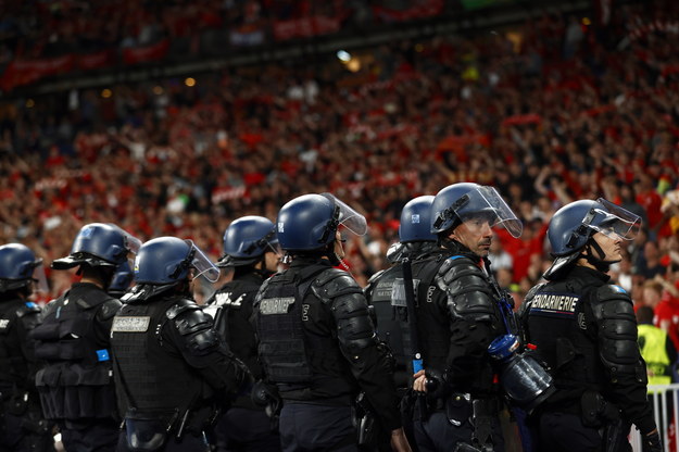 Policja przed trybuną kibiców Liverpoolu podczas finału Ligi Mistrzów /YOAN VALAT  /PAP/EPA