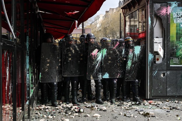 Policja przed ulubioną restauracją  La Rotonde w Paryżu /Teresa Suarez /PAP/EPA