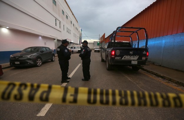 Policja przed wejściem do szpitala w Playa del Carmen /Alonso Cupul  /PAP